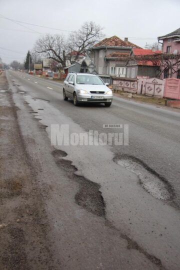 DN 2E a iesit plin de gropi din iarna