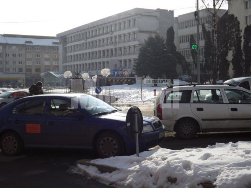 Mașini parcate în sensul giratoriu, chiar de mai erau locuri libere în parcările subterane Mașini parcate în sensul giratoriu, chiar de mai erau locuri libere în parcările subterane