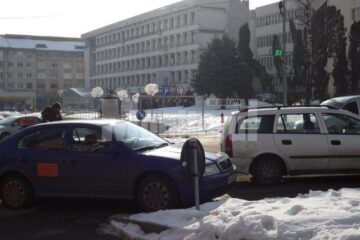Mașini parcate în sensul giratoriu, chiar de mai erau locuri libere în parcările subterane