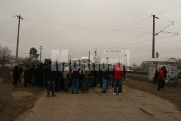 drumul blocat de oamenii care protestau