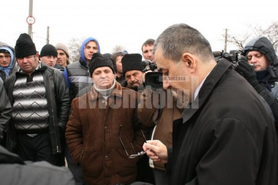 prefectul Florin Sinescu discutând cu protestatarii
