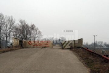 Accesul pe podul distrus de ape în urmă cu câțiva ani este interzis