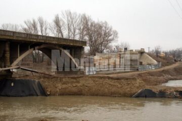 Reconstrucția podului peste râul Suceava a început în 2011