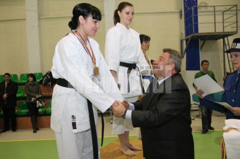 Pentru performanța sa, Anamaria Lomicovschi a fost felicitată de șeful IPJ Suceava