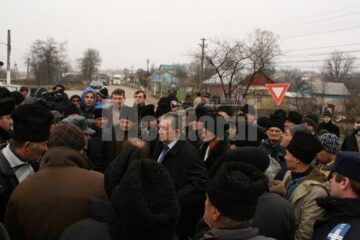 Prefectul de Suceava, Florin Sinescu, a discutat cu protestatarii