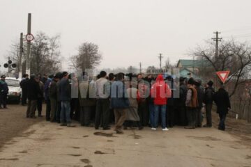 Drumul județean Suceava - Dolhasca a fost blocat aproximativ două ore