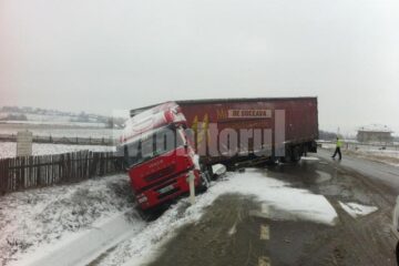 TIR în șanț din cauza ninsorii