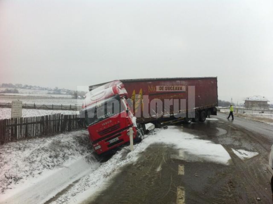 TIR în șanț din cauza ninsorii
