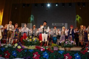 Călin Brăteanu și dansatorii de la Ansamblul Ciprian Porumbescu