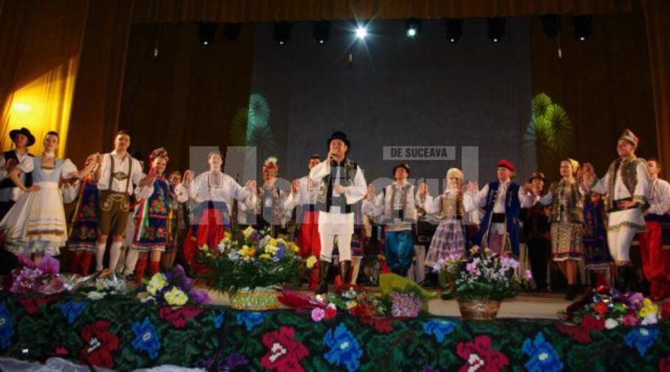Călin Brăteanu și dansatorii de la Ansamblul Ciprian Porumbescu