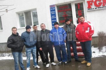 Mai mulți bărbați care au lucrat la FGM s-au adunat în fața sediului firmei din centrul Sucevei și și-au cerut salariile restante pe care susțin că le au de încasat