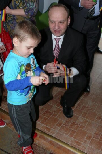 Ieri a avut loc slujba de sfințire și inaugurarea oficială a Grădiniței “Licurici” din Fălticeni