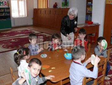 Ieri a avut loc slujba de sfințire și inaugurarea oficială a Grădiniței “Licurici” din Fălticeni