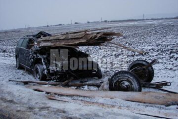 Impactul a fost atât de puternic încât lemnele din căruță au intrat până pe bancheta din spate a mașinii, strivind-o pe tânăra de 18 ani