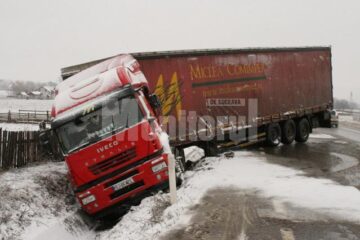 Tirul care a derapat pe DN 17, la ieșirea din Ilișești spre Păltinoasa