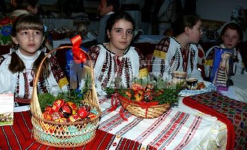 Încondeietorii de ouă din toată țara și turiști de pretutindeni și-au dat întâlnire la Ciocănești
