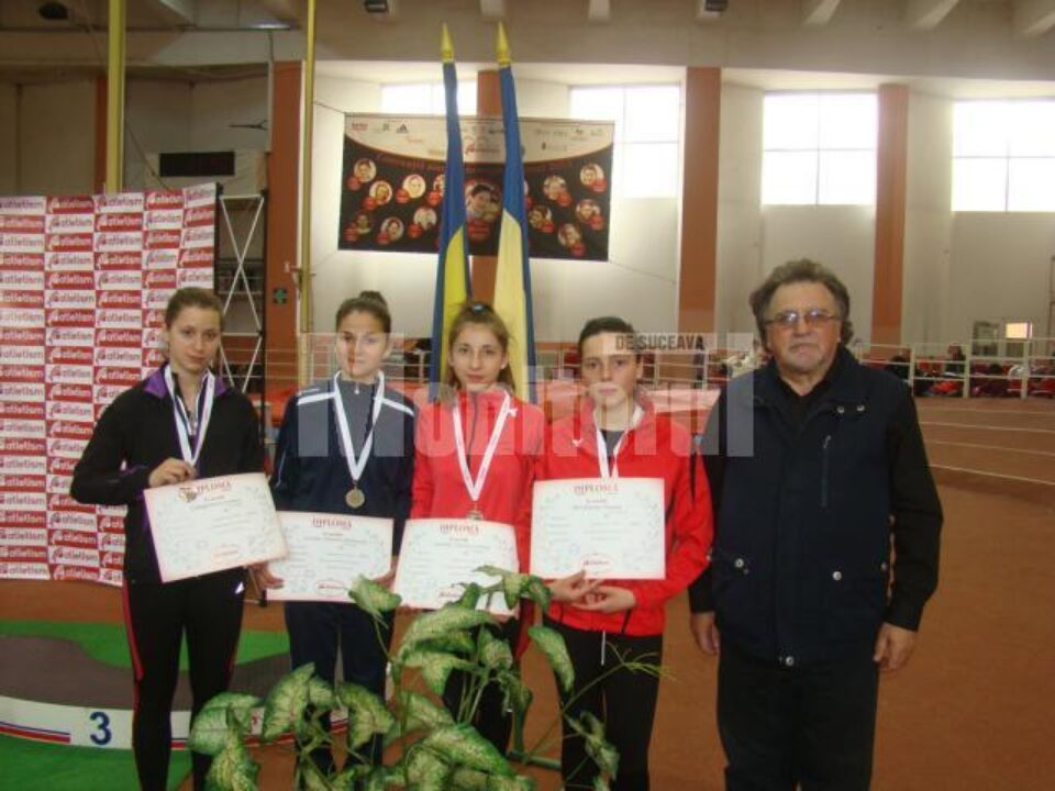 Ștafeta LPS Suceava (Cristina Călugăreanu, Simona Caziuc, Lorena Serediuc și Ioana Bordianu) alături de antrenorul Toader Flămând