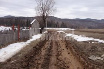 S-au format șanțuri de aproape jumătate de metru adâncime. Oamenii nu mai pot intra cu mașinile la proprietățile lor