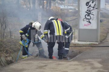 Focul a izbucnit de la o țigară aruncată în canal, care a aprins deșeurile din interior