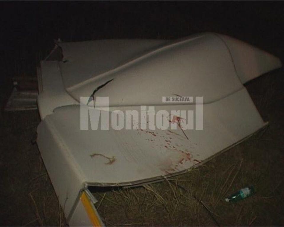 Teribilul impact a decopertat acoperișul autoutilitarei Dacia Papuc