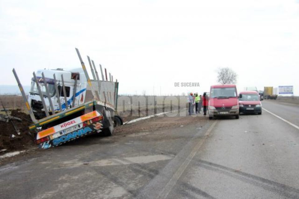 Accidentul putea avea consecințe mult mai grave, având în vedere că un vehicul de mare tonaj a fost scăpat de sub control și putea lovi în plin mai multe autoturisme aflate în zonă