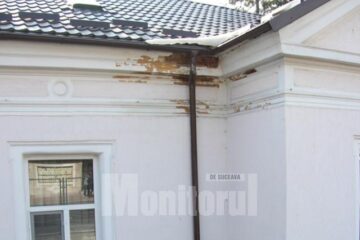 Pe timp de iarnă, zăpada și ploaia scurse de pe acoperiș s-au infiltrat în zid