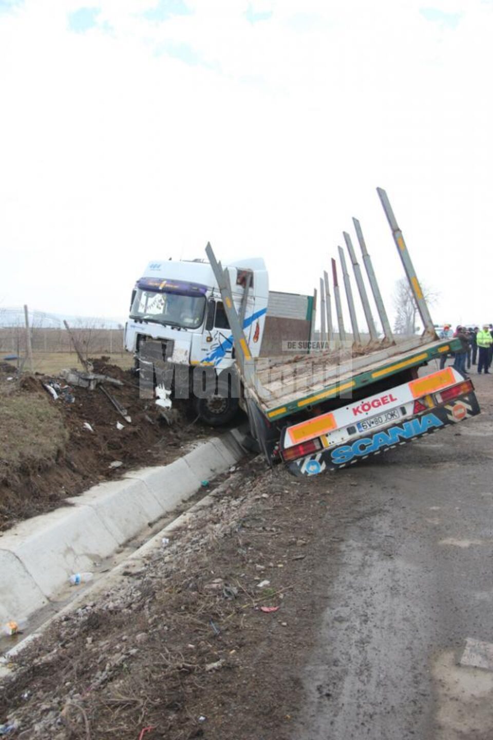 Autotractorul a intrat pe sens opus și a ieșit în afara drumului