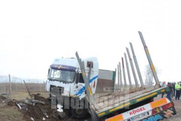 Autotractorul a intrat pe sens opus și a ieșit în afara drumului