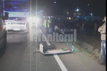 Bucăți din mașină împrăștiate pe carosabil