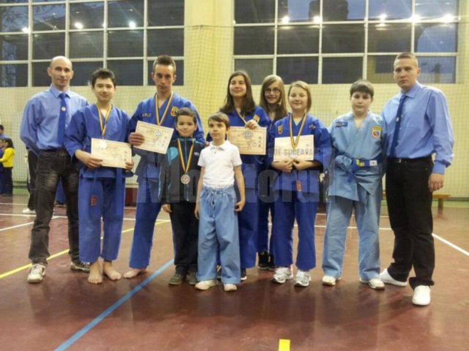 Medaliații Clubului Sportiv KHI, alături de cei doi arbitri suceveni
