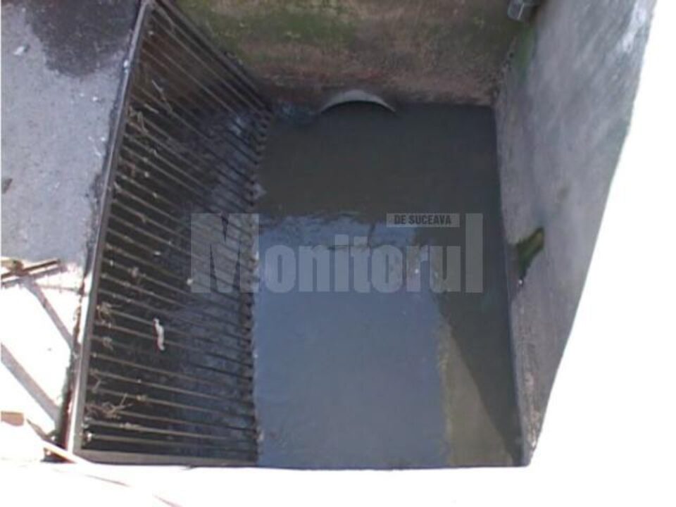 Bebelușul a fost aruncat viu în canal și înecat de apele menajare