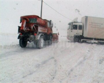 Ninsoarea abundentă și viscolul au dat peste cap traficul rutier, ieri fiind cea mai grea zi de iarnă din acest sezon