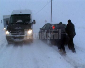 Ninsoarea abundentă și viscolul au dat peste cap traficul rutier, ieri fiind cea mai grea zi de iarnă din acest sezon