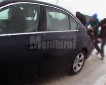 Ninsoarea abundentă și viscolul au dat peste cap traficul rutier, ieri fiind cea mai grea zi de iarnă din acest sezon