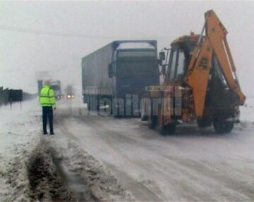 Ninsoarea abundentă și viscolul au dat peste cap traficul rutier, ieri fiind cea mai grea zi de iarnă din acest sezon