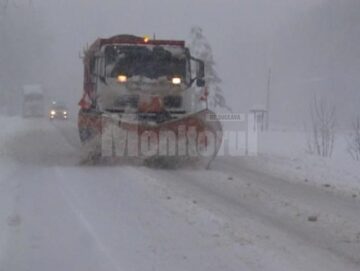 Ninsoarea abundentă și viscolul au dat peste cap traficul rutier, ieri fiind cea mai grea zi de iarnă din acest sezon