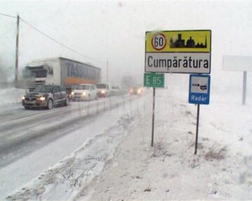 Ninsoarea abundentă și viscolul au dat peste cap traficul rutier, ieri fiind cea mai grea zi de iarnă din acest sezon