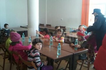 15 copii veniți în excursie la Suceava și-au petrecut noaptea în Căminul Cultural din Grănicești
