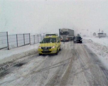 Ninsoarea abundentă și viscolul au dat peste cap traficul rutier, ieri fiind cea mai grea zi de iarnă din acest sezon