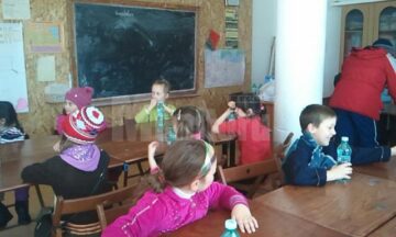 15 copii veniți în excursie la Suceava și-au petrecut noaptea în Căminul Cultural din Grănicești