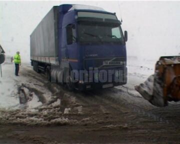 Ninsoarea abundentă și viscolul au dat peste cap traficul rutier, ieri fiind cea mai grea zi de iarnă din acest sezon