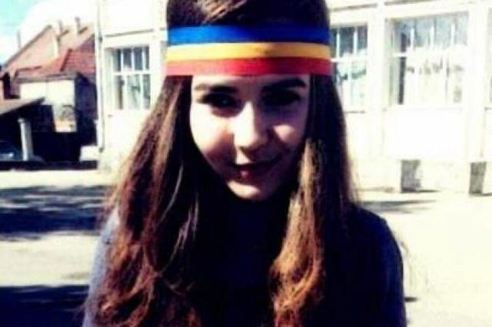 Sabina, eleva batjocorită pentru că a mers la școală cu bentiță tricoloră. Foto: Jurnalul.ro