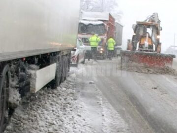Ninsoarea abundentă și viscolul au dat peste cap traficul rutier, ieri fiind cea mai grea zi de iarnă din acest sezon