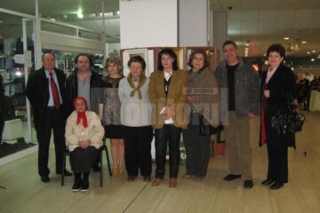 Fotografie de grup la inaugurarea „Galeriei Tuturor”