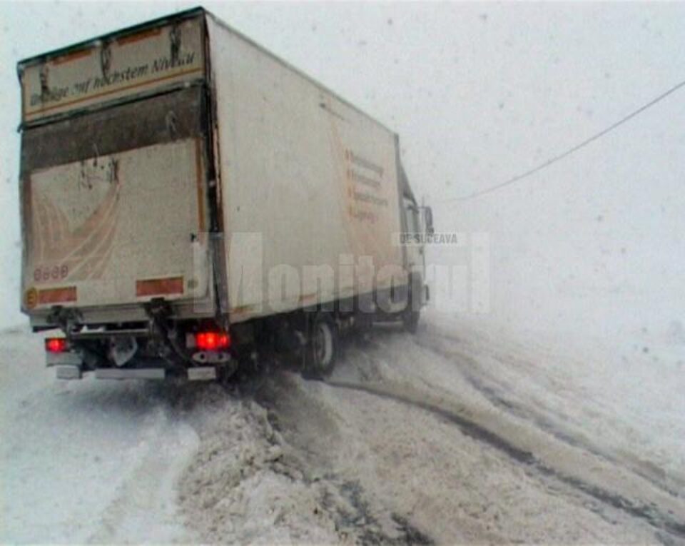 Ninsoarea abundentă și viscolul au dat peste cap traficul rutier, ieri fiind cea mai grea zi de iarnă din acest sezon