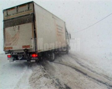 Ninsoarea abundentă și viscolul au dat peste cap traficul rutier, ieri fiind cea mai grea zi de iarnă din acest sezon
