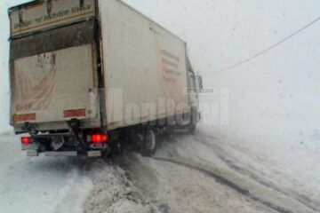 Ninsoarea abundentă și viscolul au dat peste cap traficul rutier, ieri fiind cea mai grea zi de iarnă din acest sezon