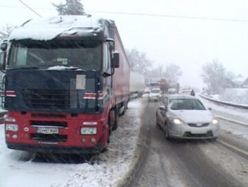 Ninsoarea abundentă și viscolul au dat peste cap traficul rutier, ieri fiind cea mai grea zi de iarnă din acest sezon