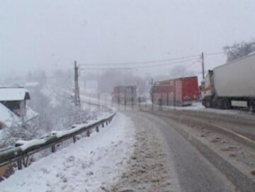Ninsoarea abundentă și viscolul au dat peste cap traficul rutier, ieri fiind cea mai grea zi de iarnă din acest sezon