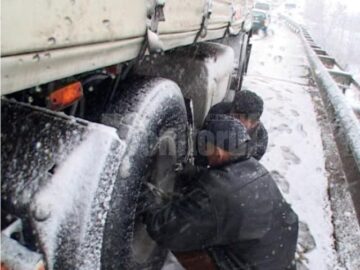 Ninsoarea abundentă și viscolul au dat peste cap traficul rutier, ieri fiind cea mai grea zi de iarnă din acest sezon